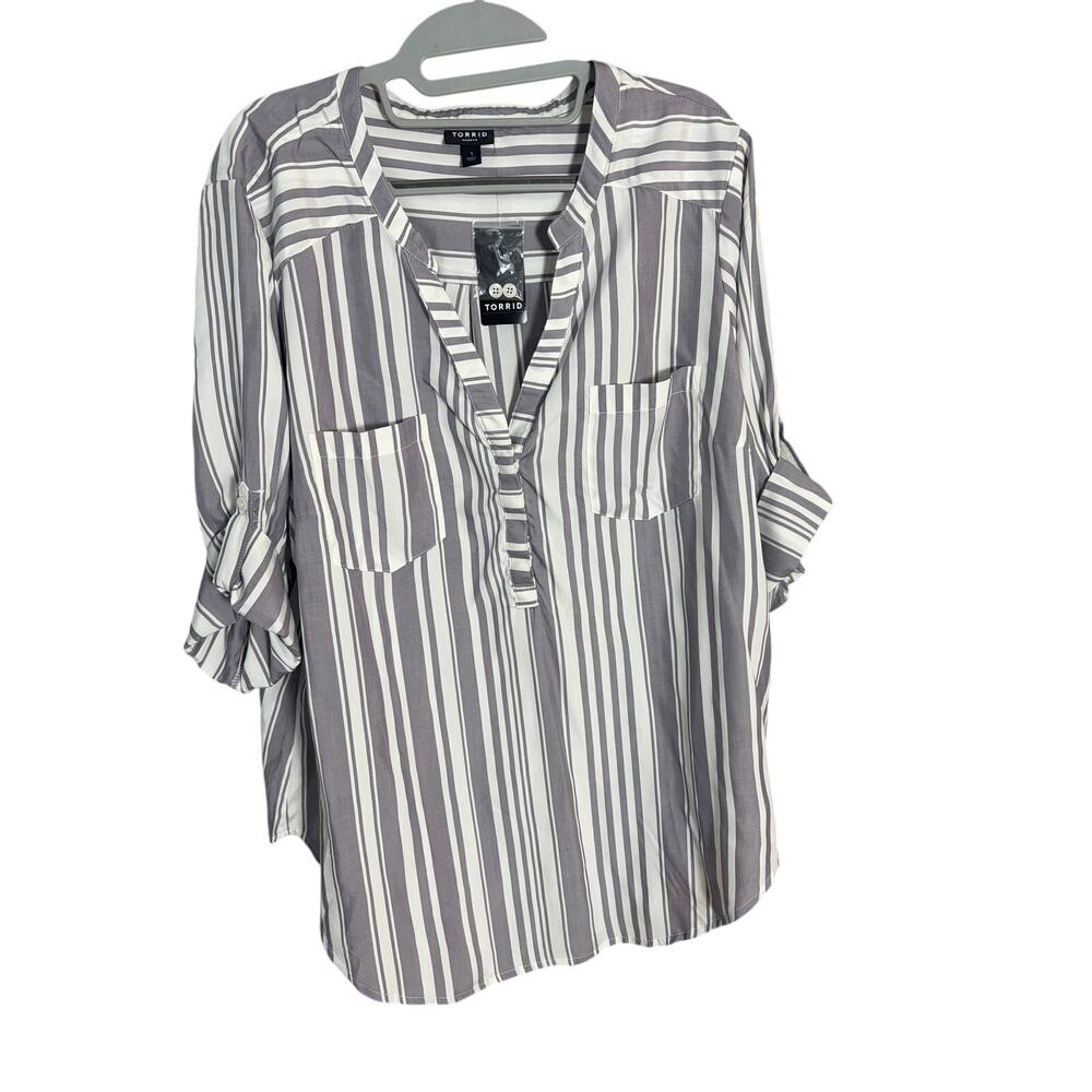 Torrid Harper Striped Blouse Size 1 Gray‎ White Roll Tab Sleeve 100% Modal NWT